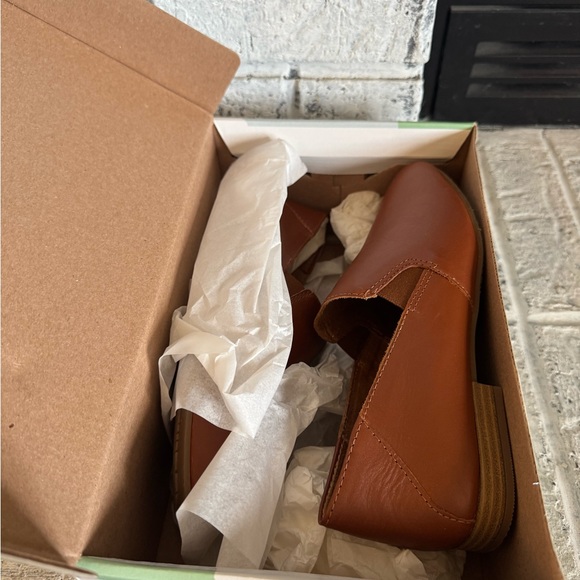 Earth Origins Tan Leather Loafers. New in box - Picture 6 of 7